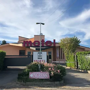 Hotel Regal, Vermezzo