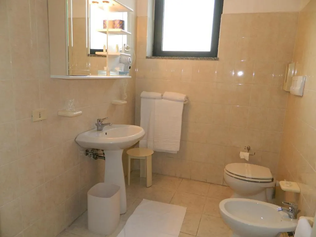 Ascot Lodging Cardano Al Campo 2*,  Italie