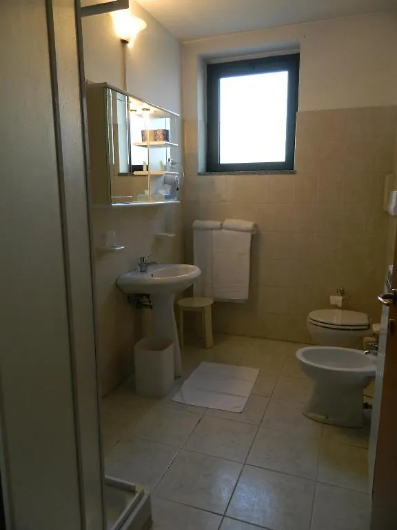 Ascot Lodging Cardano Al Campo 2*,